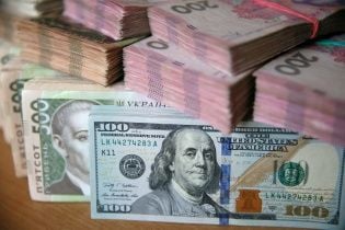 Гривня розпочинає тиждень із падіння в курсах валют Нацбанку. Інфографіка