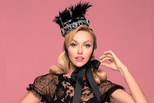 Вишукана Оля Полякова підкреслила пишні груди обтислою сукнею