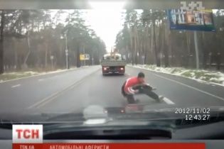 В Україні почастішали випадки шахрайства, коли аферисти кидаються під колеса автомобілів