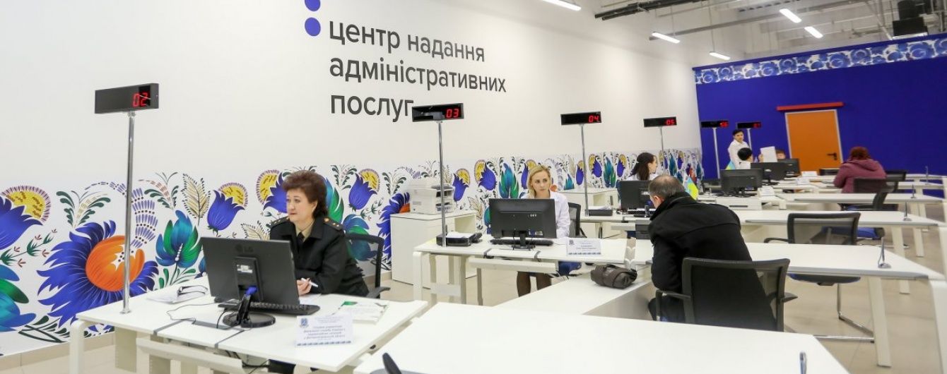 Аферисти в Києві "опанували" продаж місць у чергах за біометричними паспортами