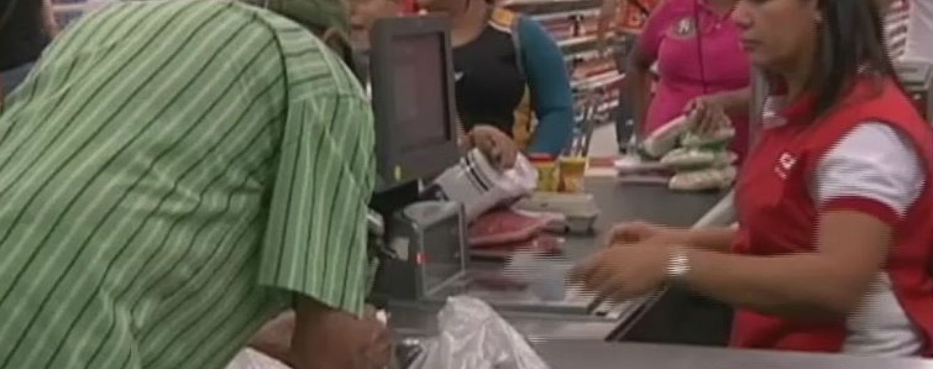 У венесуельських магазинах гроші вже не рахують, а зважують