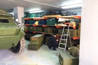 Прокуратура не отримала жодних документів від власника сховища зброї під Києвом щодо його законності