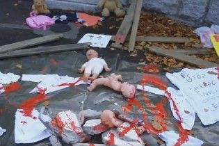 В Ірландії посольство Росії закидали закривавленими ляльками