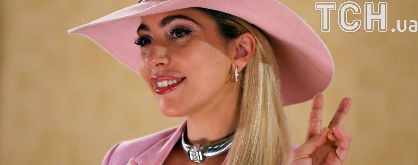 Lady Gaga у химерній напівпрозорій сукні закликала американців голосувати за Клінтон