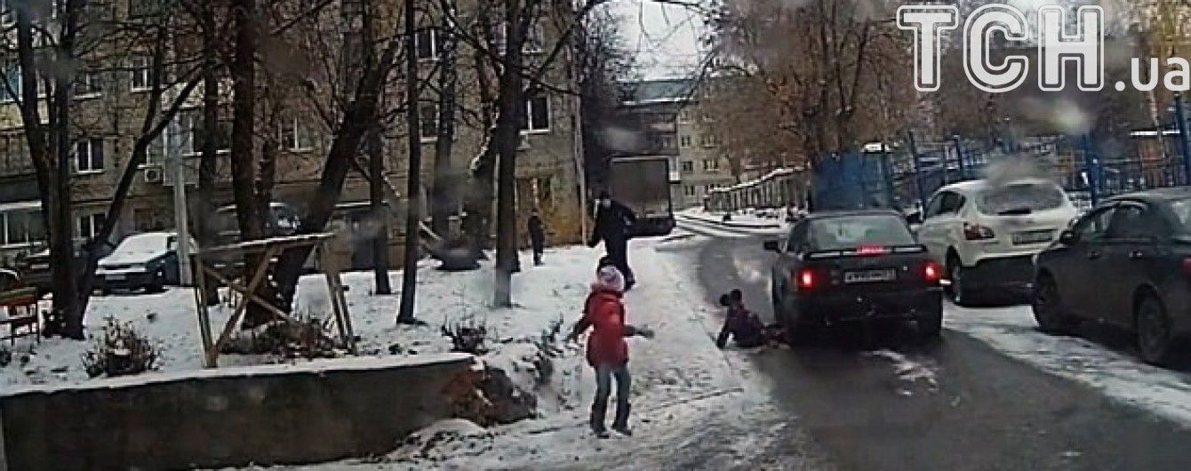У Чебоксарах дівчинка на санках влетіла під колеса авто та дивом вижила