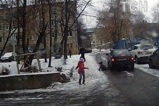 У Чебоксарах дівчинка на санках влетіла під колеса авто та дивом вижила