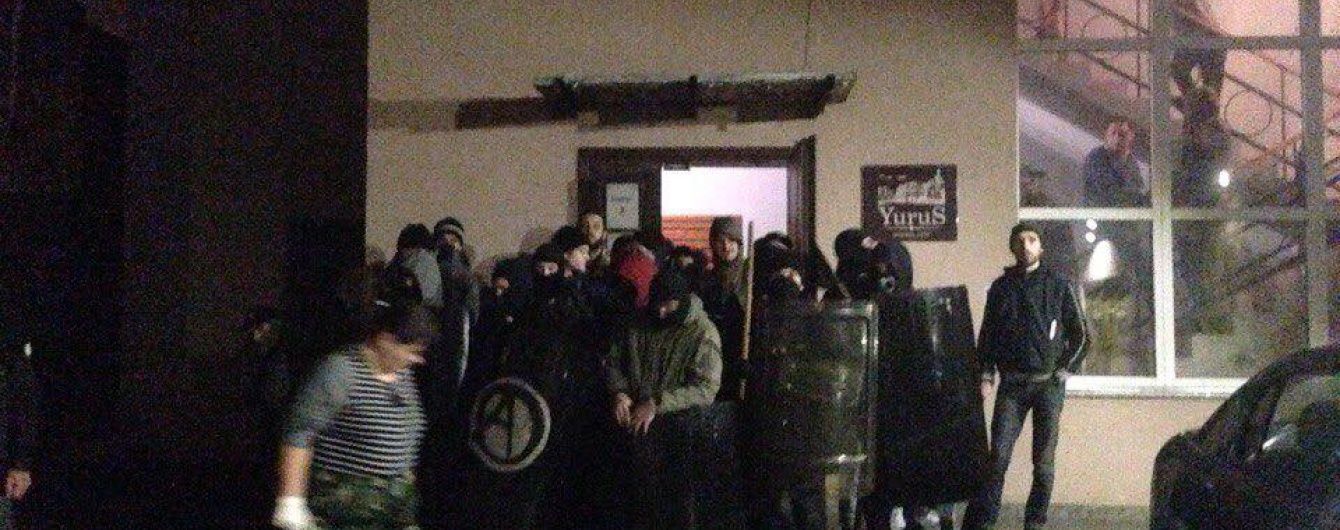 У Львові під вибухи петард відбулися масові сутички між активістами "Правого сектору" та анархістами