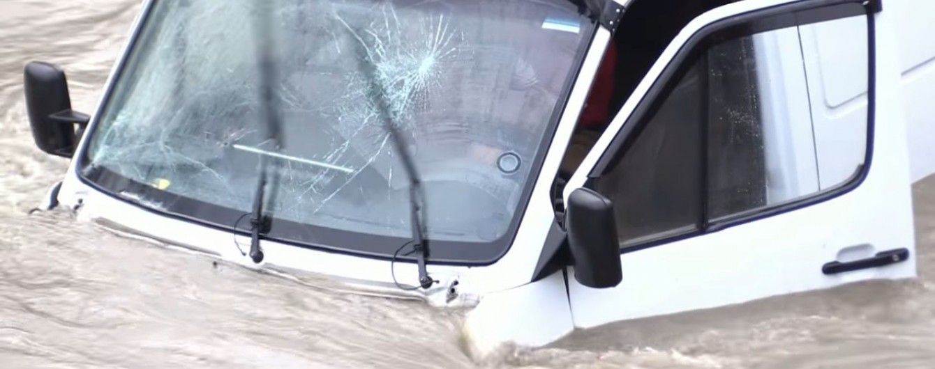 У Рахові авто злетіло у річку: в машині заблокувалося кермо