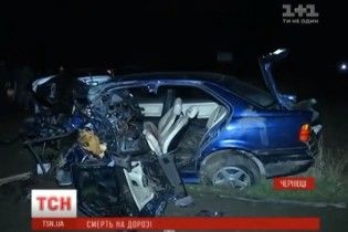 Під Чернівцями зіткнулись авто з іноземними номерами: двоє осіб загинули