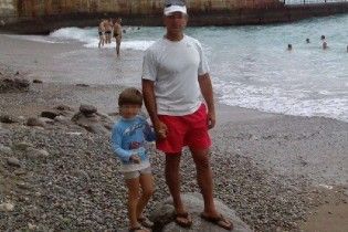 Хлопчик, який разом із батьком перебігав жвавий проспект у Києві, помер у лікарні