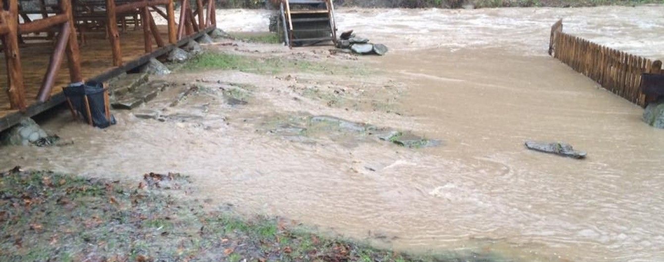 Закарпаття попередили про подальший підйом води у річках