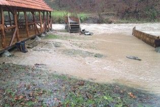 Закарпаття попередили про подальший підйом води у річках