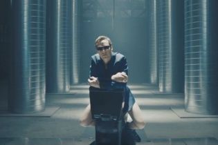 Камбербетч без штанів осідлав унітаз у пародійному ролику на Apple