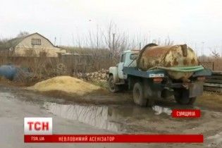 На Сумщині впливовий бізнесмен зливає асенізатором нечистоти прямо під вікна місцевих