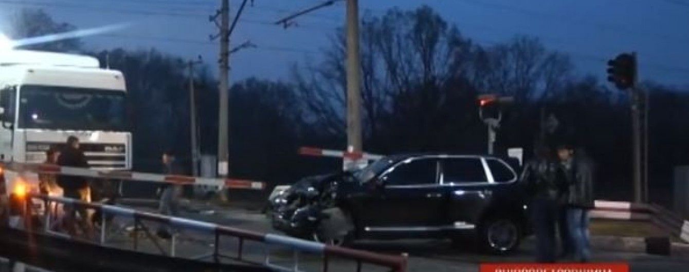 У Кривому Розі Porsche зіткнувся з вантажівкою та заблокував рух потягів