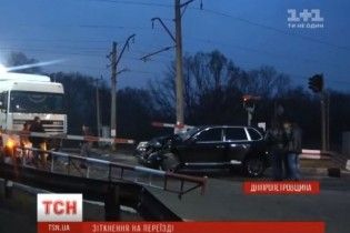 У Кривому Розі Porsche зіткнувся з вантажівкою та заблокував рух потягів