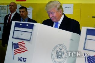 Трамп лідирує у чотирьох штатах після опрацювання перших бюлетенів
