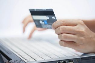 Майже 35% від усіх розрахунків українці здійснюють безготівково. Інфографіка