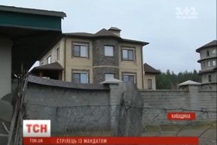 На Київщині "свободівець" обстріляв розкішний будинок депутата з "Опоблоку"