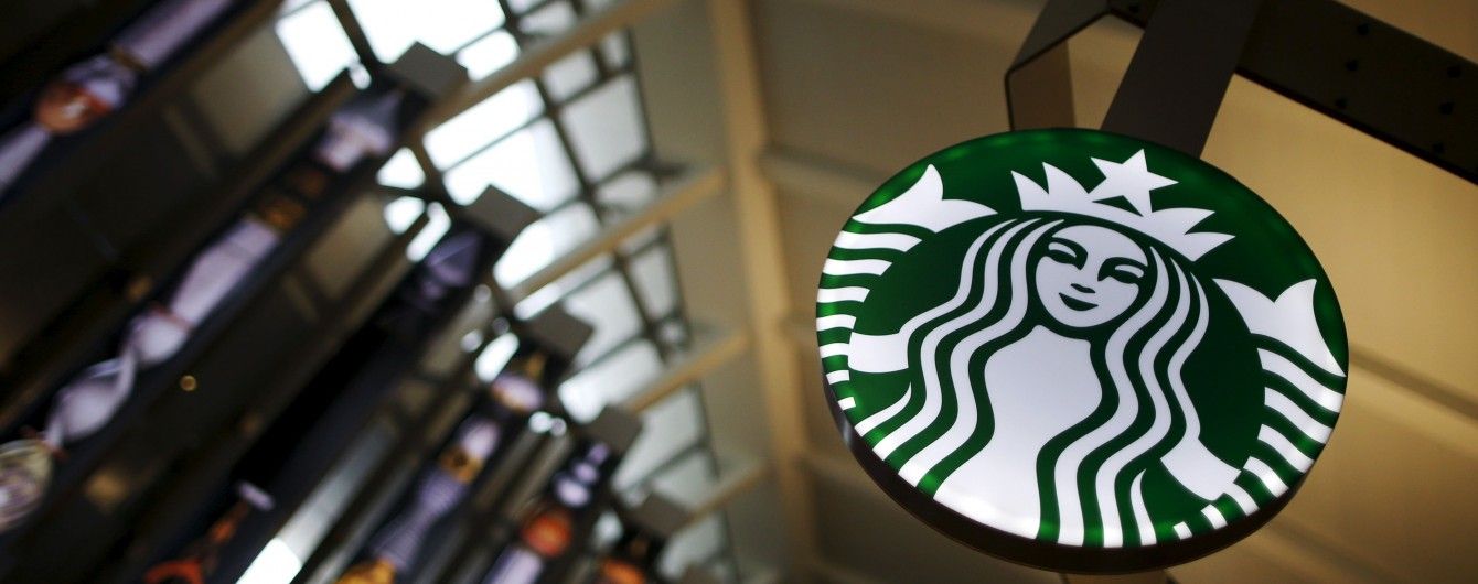 Українка розробила дизайн новорічних чашок для Starbucks з елементами петриківського розпису