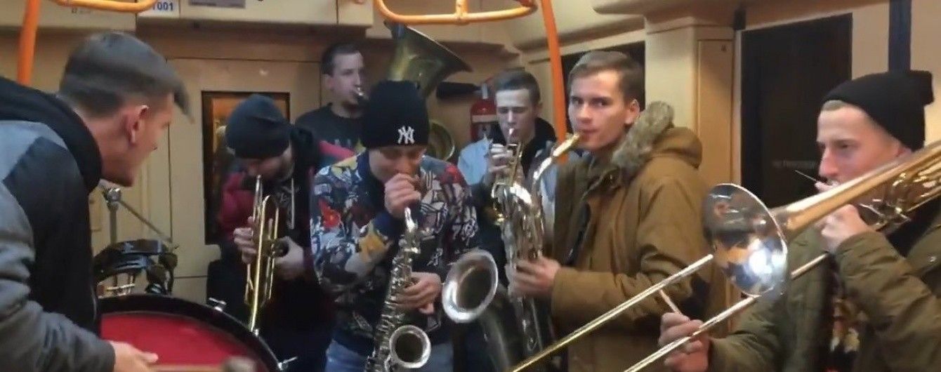 "Вуличний" оркестр влаштував драйвовий концерт у вагоні харківського метро