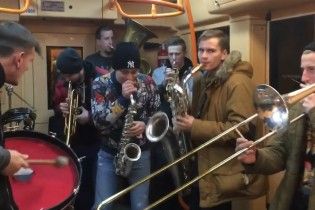 "Вуличний" оркестр влаштував драйвовий концерт у вагоні харківського метро