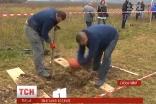 Хто викопає найгарнішу могилу. У Словаччині влаштували конкурс серед гробарів
