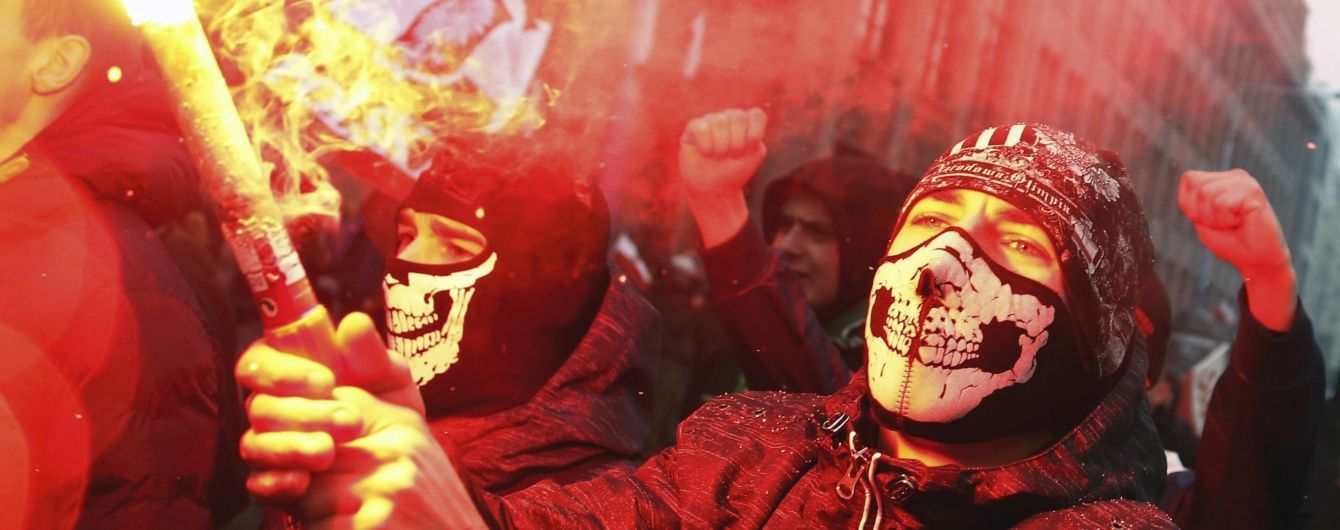 Польські націоналісти побили радикалів, які спалили український прапор