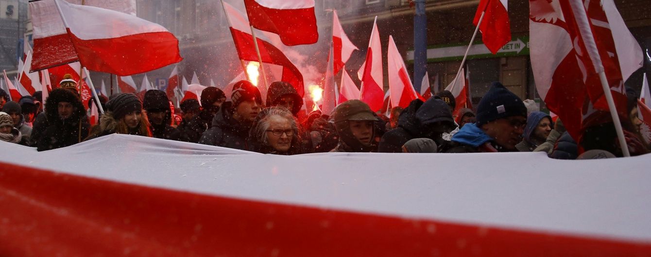 Україна засудила спалення прапора під час святкування Дня незалежності у Польщі та очікує реакції