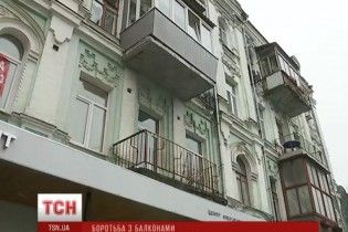 Кияни проти незграбних балконів: "розпіарену" у соцмережі добудову закидали камінням