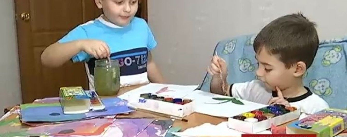 Павлоградським близнюкам, яких народила власна бабуся, розповіли правду про їхнє народження