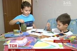 Павлоградським близнюкам, яких народила власна бабуся, розповіли правду про їхнє народження