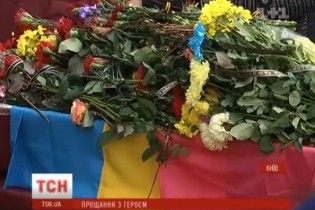 У Києві попрощались з бійцем, який за півгодини до смерті привітав сина з днем народження