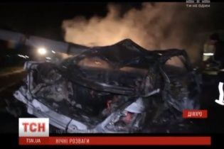 У Дніпрі перегони з поліцією закінчились збитим стовпом та згорілим Mersedes
