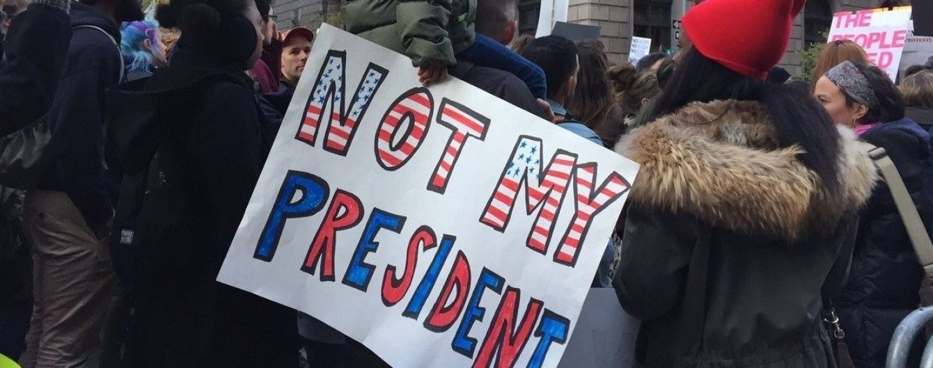 Дві тисячі американців протестують проти Трампа біля хмарочоса його імені