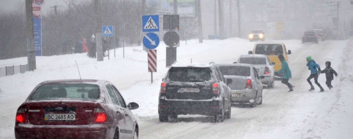 Через рясні снігопади у заторах застрягли 400 автівок – "Укравтодор"