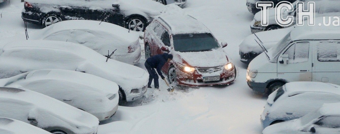 Перший іспит зими: комунальники Києва впоралися зі снігом і чекають на ожеледь