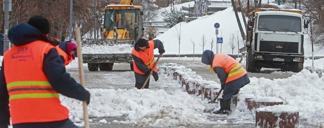 У Києві комунальники під снігом кинулись укладати асфальт