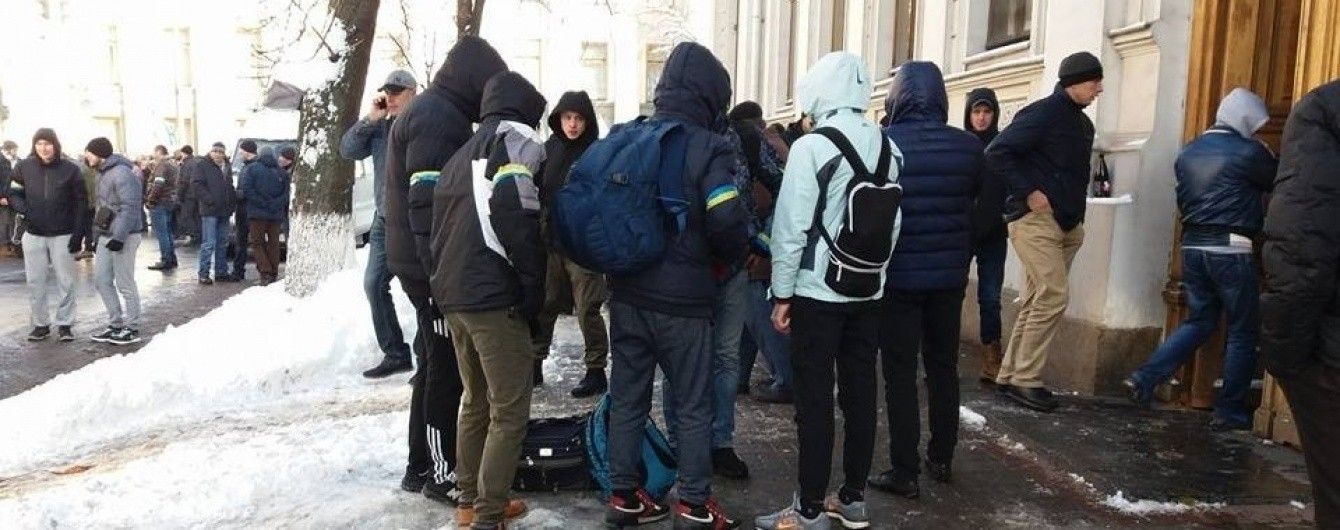 У Києві біля Маріїнського парку помітили тітушок