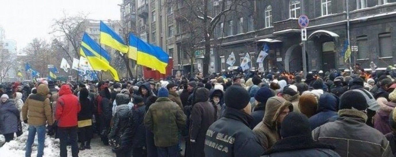 Металошукачі та кілька сотень поліцейських. Під НБУ знову зібралися мітингувальники