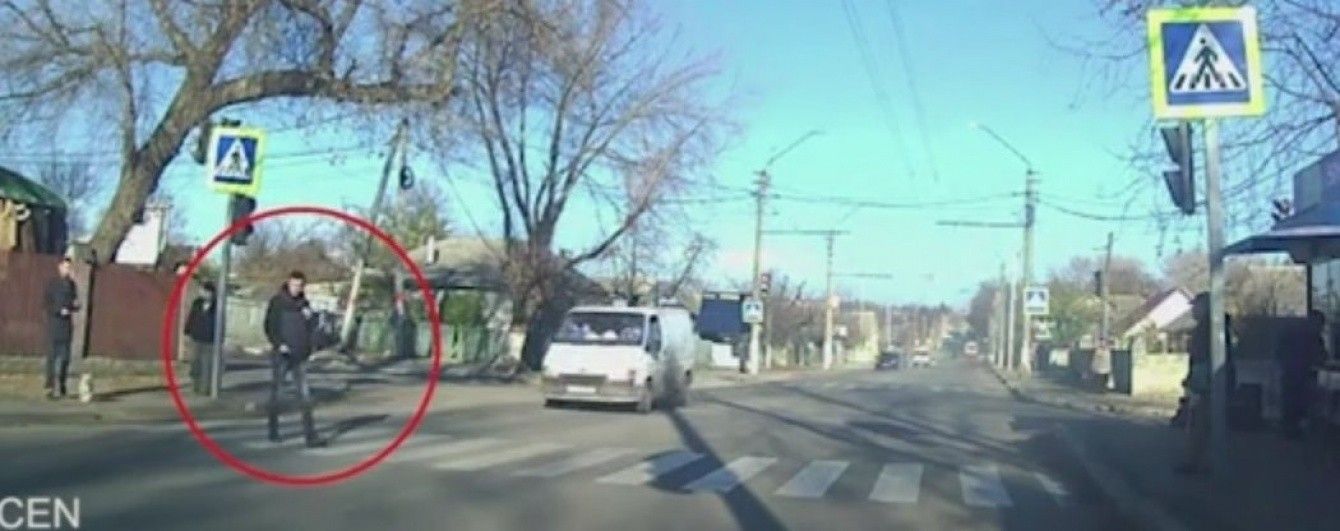У Молдові від удару фургона чоловік злетів у повітря — перехожі лише байдуже озирнулися