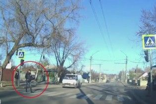 У Молдові від удару фургона чоловік злетів у повітря — перехожі лише байдуже озирнулися