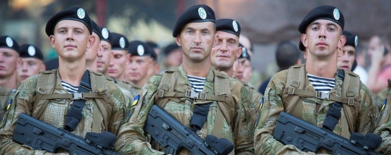 Порошенко нагородив морпіхів та бійців 81-ї бригади, які рік тримали оборону Авдіївки