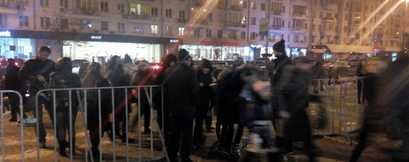 У Києві біля палацу "Україна" намагалися зірвати концерт українських виконавців