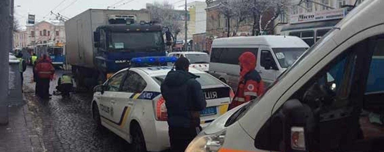 У Вінниці фура переїхала на смерть жінку на зупинці