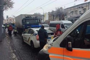 У Вінниці фура переїхала на смерть жінку на зупинці