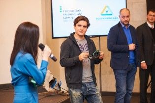 Анатоліч випробував на собі окуляри-імітатори алкогольного сп'яніння за кермом