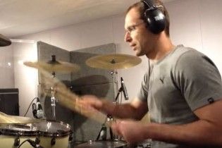 Голкіпер "Арсеналу" зіграв на барабанах пісню групи "Linkin Park"