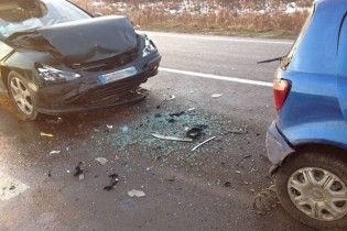 На Львівщині біля митного переходу водій-іноземець протаранив чотири машини