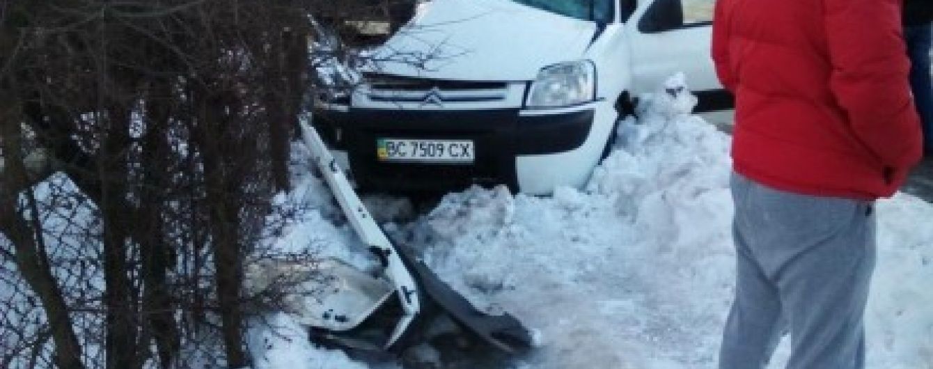 Двоє людей загинули внаслідок зіткнення маршрутки з легковиком на Львівщині